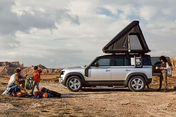 Defender mit Dachzelt in der Natur