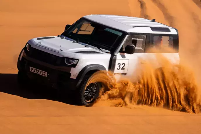 Defender in der Wüste